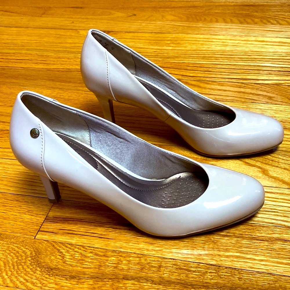 Nude 2.5” heels, size 9 by Life Stride in Taupe Patent - like new